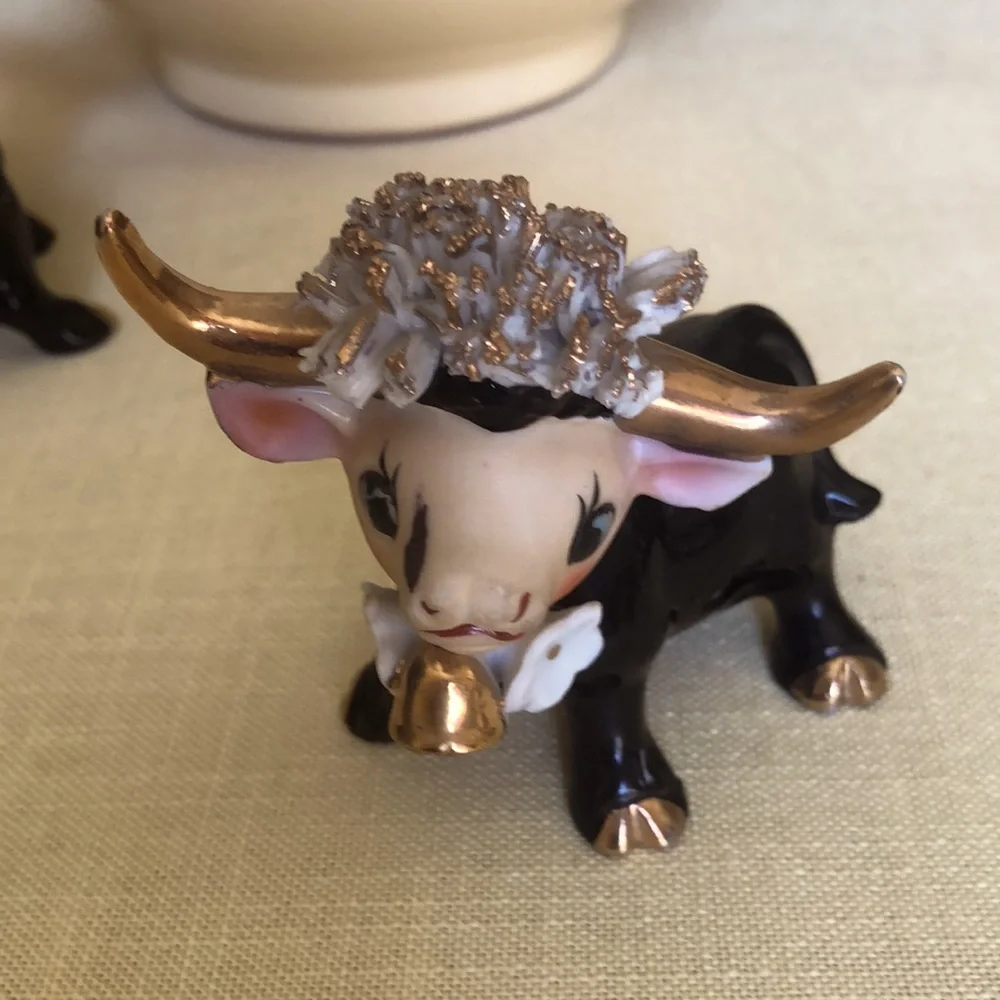 VTG RARE NOV CO Black And Gold Bull Salt/Pepper Shakers